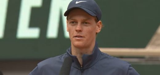 Jannik Sinner intervistato in campo dopo la vittoria contro Dimitrov nei quarti al Roland Garros 2024