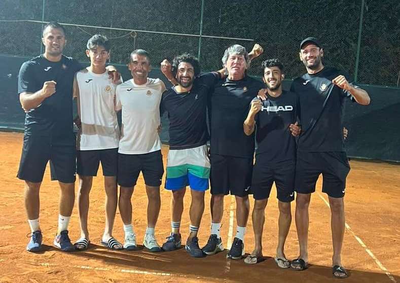 Squadra del Tc Alghero promossa il A2 dopo la vittoria al doppio di spareggio a Padova (foto Facebook Tc Alghero)