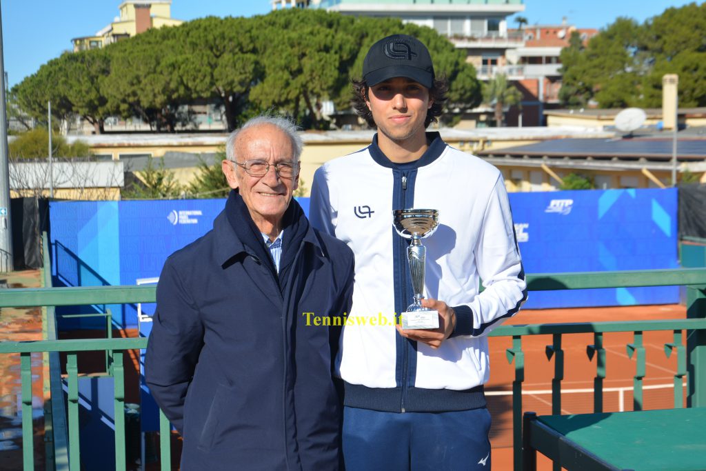 Renato Arba (presidente Tc Cagliari) e Alberto Sanna Campione Sardo Assoluto 2024 (24.12.2024 credit Tennisweb.it)