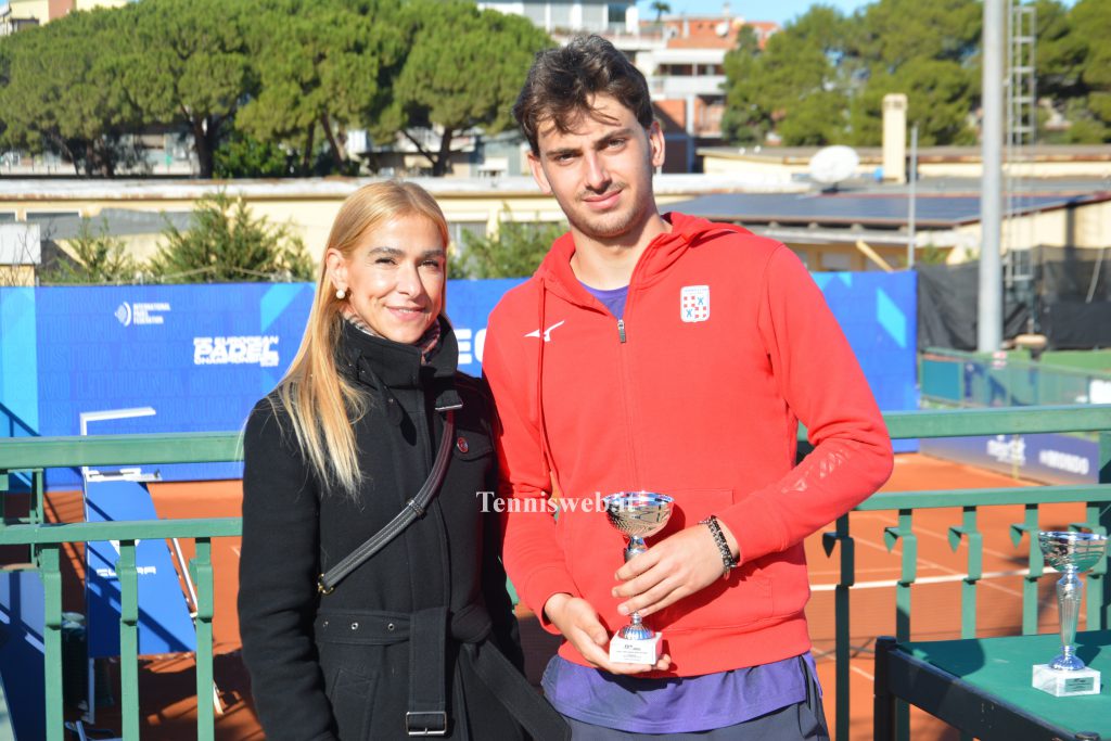 Daniela Congia (presidente FITP Sardegna) e Alessandro Mondazzi ai Campionati Sardi Assoluti 2024 al Tc Cagliari (24.12.2024 credit Tennisweb.it)