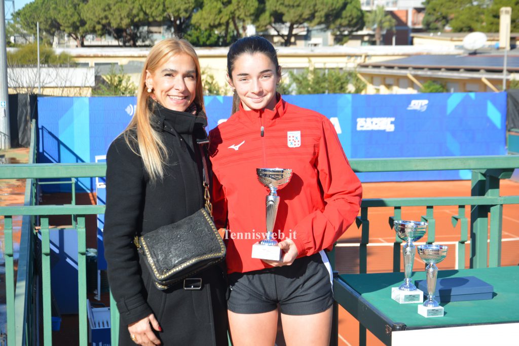 Daniela Congia (presidente FITP Sardegna) e Marcella Dessolis ai Campionati Sardi Assoluti 2024 al Tc Cagliari (24.12.2024 credit Tennisweb.it)