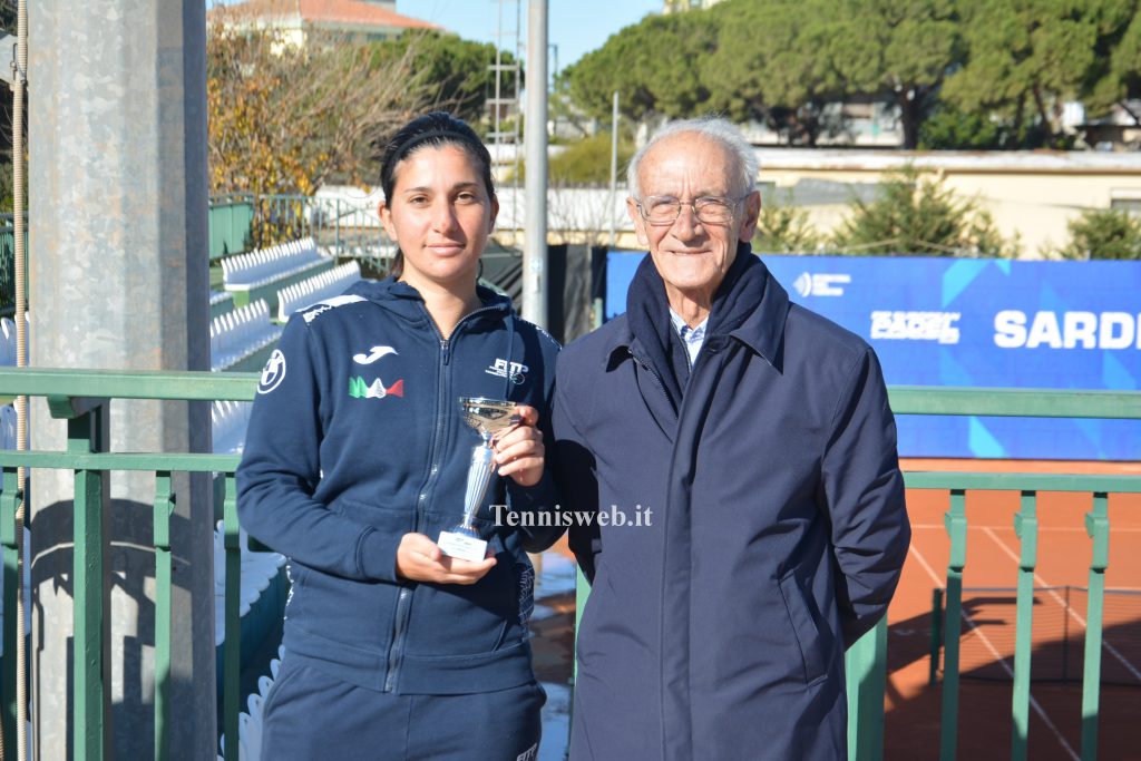 Gaia Schirru (finalista) e Renato Arba (presidente Tc Cagliari)ai Campionati Sardi Assoluti 2024 al Tc Cagliari (24.12.2024 credit Tennisweb.it)Tennisweb.it)