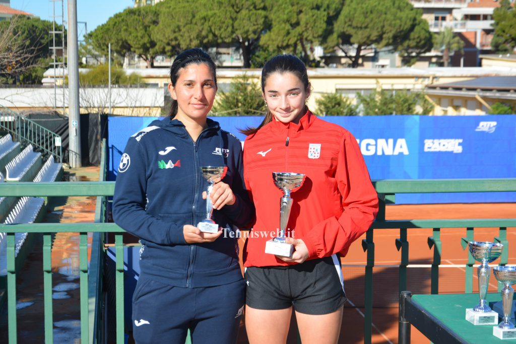 Gaia Schirru e Marcella Dessolis premiati ai Campionati Sardi Assoluti 2024 al Tc Cagliari (24.12.2024 credit Tennisweb.it)